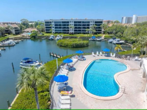 Charming 2BR Lagoon-View Steps To Siesta Key Beach
